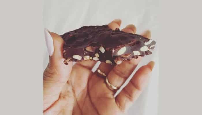Barra de Chocolate Caseira com Amendoim: Apenas 4 Ingredientes!