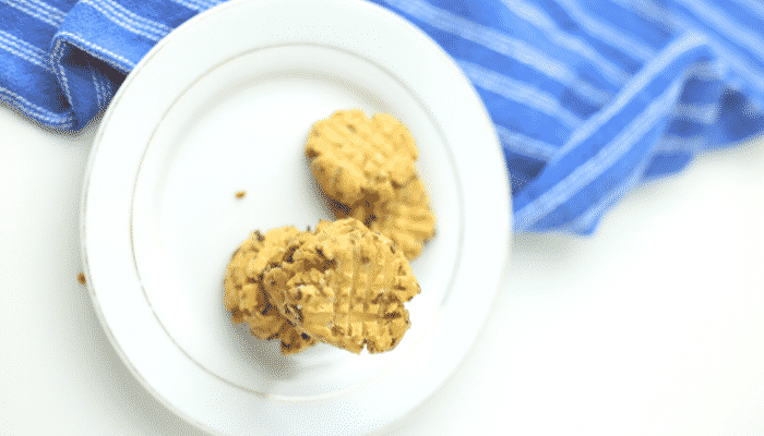 Biscoito de grão de bico com cebola crocante